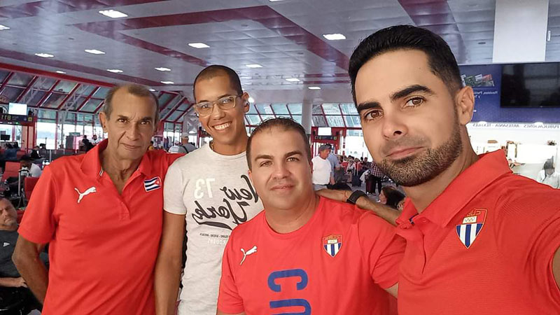 Leuris Pupo (segundo, de derecha a izquierda) junto a otros tiradores cubanos rumbo a El Cairo. Foto: Tomada del perfil de Facebook de Jorge Félix Álvarez Leuris 02