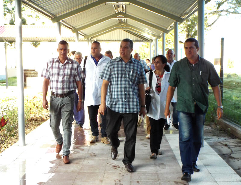 Ernesto Santiesteban recorre ampliación del Hospital Provincial Psiquiátrico. Obras Salud 02