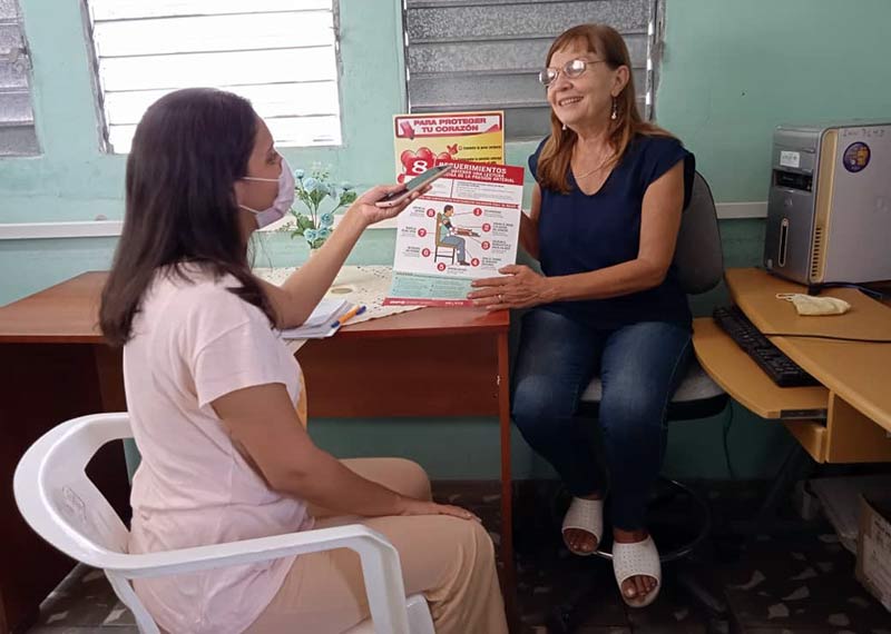 La doctora María Del Rosario Hernández Díaz, especialista en enfermedades no trasmisibles, explica el trabajo educativo en marcha por el Día del Corazón. corazón día