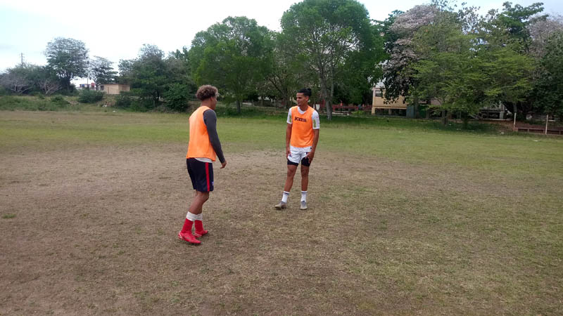 Julio Rodríguez y Sandro Cutiño. Fotos: Del autor Torneo Fútbol Panteras 01