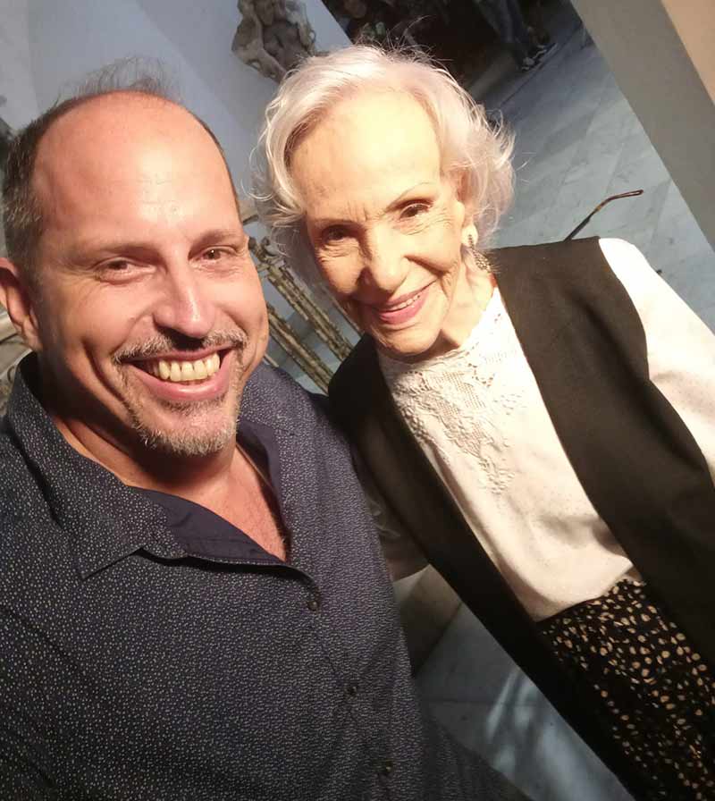 novela derecho guinista El guionista junto a la actriz Verónica Lyn