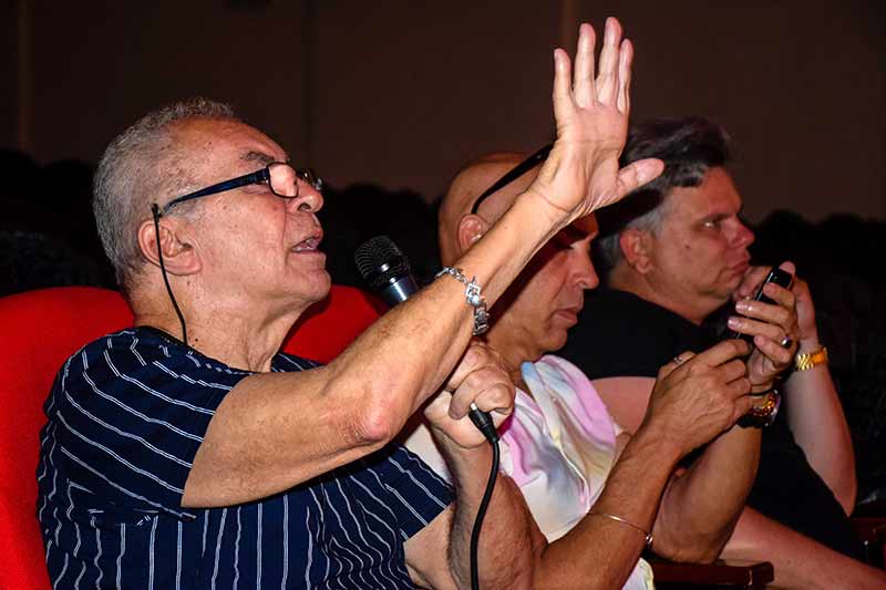 Raúl de la Rosa, mientras dirige un ensayo general de la obra La jaula de las locas en el Teatro Eddy Suñol de Holguín. Fotos: Heidi Calderón Sánchez. raúl de la rosa jaulalocas HCS 1