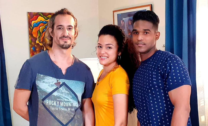 Junto a compañeros de elenco en "Asuntos pendientes". 4