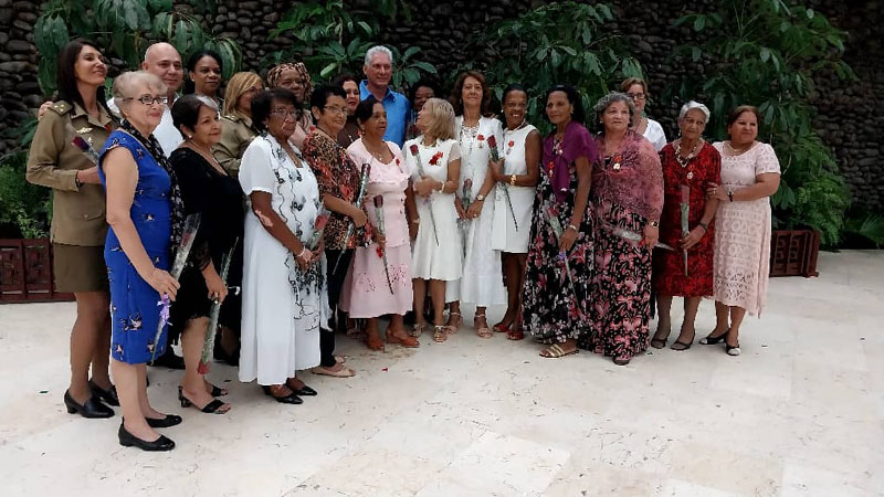 Cubanas condecoradas, con una vida de entrega al empeño por la emancipación de la mujer. Foto: Perfil de Twitter de Teresa Amarelle Boué condecoradas FMC