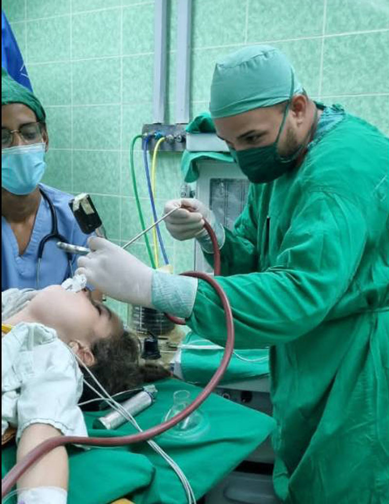 Equipo multidisciplinario realizó el proceder en alrededor de una hora, sin dificultad. Fotos: Cortesía del doctor Alberto Ibarra niña pediatrico 1