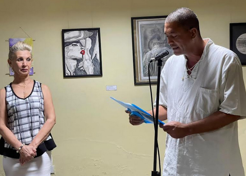 El escritor Kiuder Yero lee el fallo del jurado de poesía. escritor2