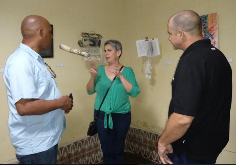Rosa Leticia junto a los poetas cuyas obras ilustró. escritor3
