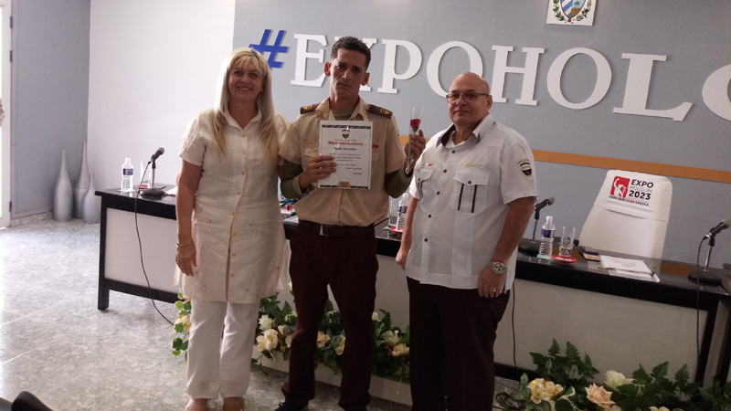 Orlando Leyva Fuentes, arriesgó su vida por enfrentar un delito en una institución bancaria de Moa y recibió la máxima distinción que entrega Sepro. Sepro2