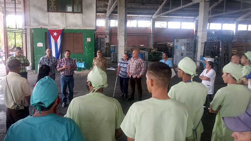 La fábrica de refresco "Argentina", situada en el Consejo Popular de San Rafael, fue otra de las instalaciones que visitaron los candidatos. Fotos del autor diputados Fabrica refresco Argentina