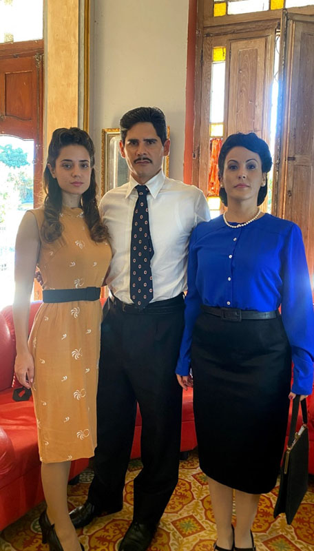Con los actores Yaremis Pérez (María Valero) y Niu Ventura (Ernesto Galindo) durante la grabación de la telenovela "El derecho de soñar". Foto: Cortesía de Amelia Amelia Fernández 04
