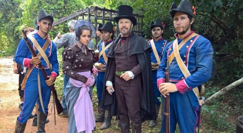 Con el actor Héctor Noas, durante el rodaje del filme "Insumisas", de Fernando Pérez. Foto: Tomada de internet Amelia FernándezH065