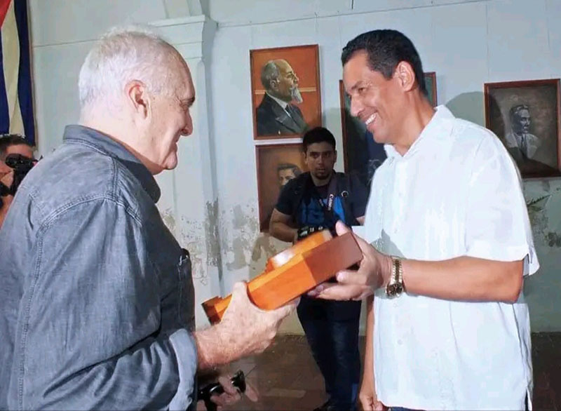 Recibe réplica del Aldabón de la Periquera, máxima distinción de la municipalidad holguinera (2016) Pepe H 02