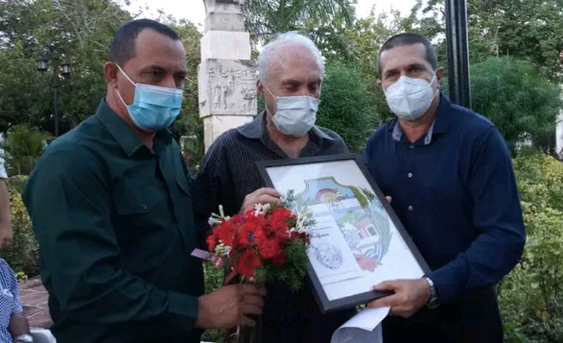 Máximas autoridades del territorio le entregan el Escudo de la Provincia, que otorga el Gobierno de Holguín (2021) Pepe H 03