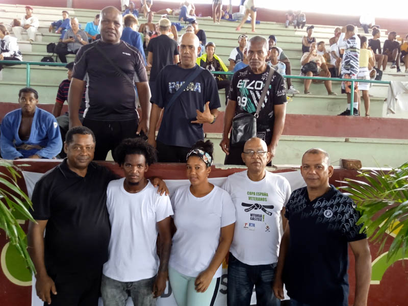 Grupo de entrenadores del equipo holguinero de judo. judo escolares 3