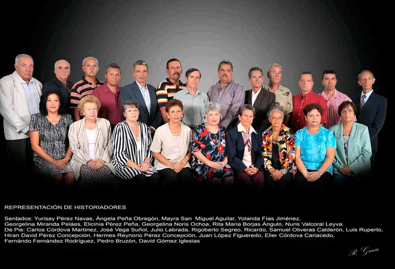 Junto a historiadores holguineros. pepe 8
