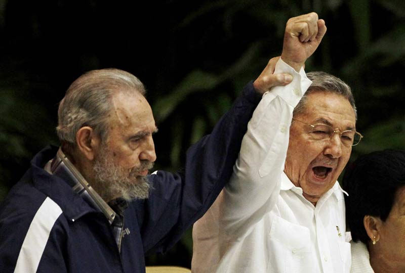 Fidel y Raúl en el VI Congreso del PCC. Foto: Ismael Francisco / Cubadebate. Fidel Raul2