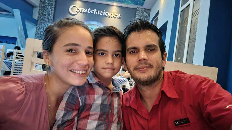 Wilkier Cruz González junto a su esposa e hijo. WILKER 3