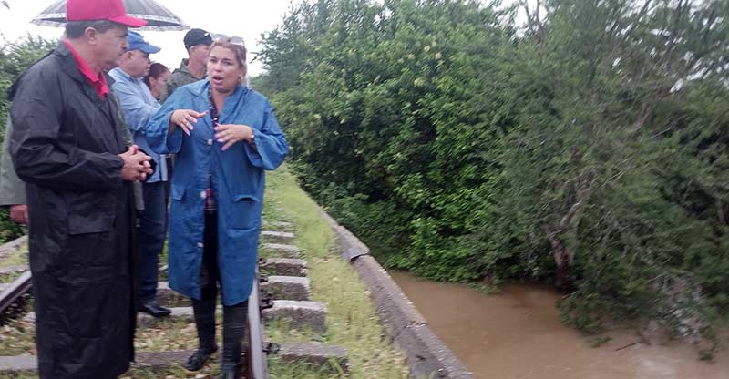 Nuris Dayli González Pineda, primera secretaria del Partido en Cacocum, actualizando a Santiesteban Velázquez sobre la situación actual de su territorio. Fotos del autor cacocum inundaciones AVC 5