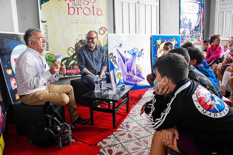 Enrique Pérez Díaz (izquierda), prestigioso escritor cubano, investigador y periodista participa en la creación del Observatorio del Libro y la Lectura en Holguín. Fotos de la autora Observatorio enrique perez HCS 2