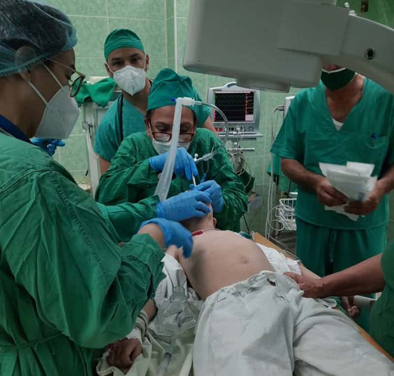 Con el broncoscopio y el paciente la doctora Antonia y a su lado la doctora Mavil sosteniendo la aspiración. Fotos: Cortesía de la doctora Dayamí. niño salud1
