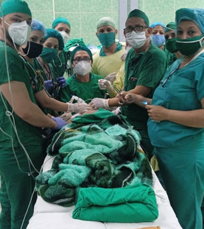 Al centro la doctora Antonia María y con ella sus colegas Pablo Medina, Mavil Benítez y Alberto Igarza junto a otros especialistas que formaron parte del equipo multidisciplinario actuante en la intervención. Fotos: Cortesía de la enfermera Rubí MEDICOS MUELLE 1
