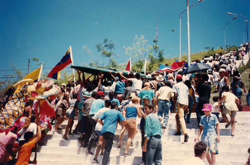 El Hacha de Holguín y la bandera cubana suben la escalinata (1997) Romerías 97 1