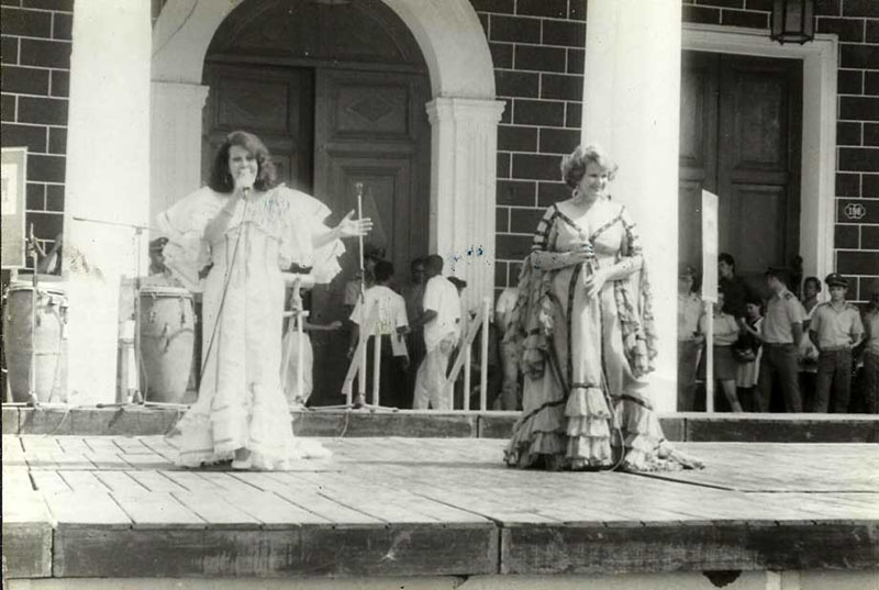 María Luisa Clark y Náyade Proenza durante la interpretación de zarzuelas, ceremonia de La Periquera (1998) Romerías 98 1