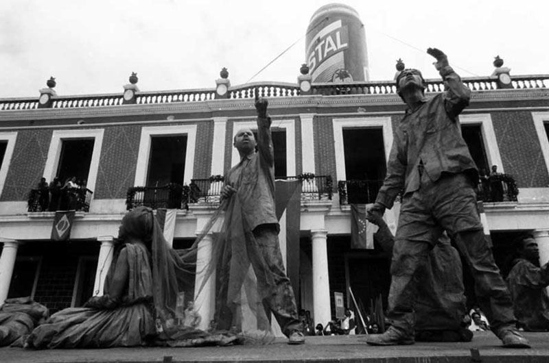 Grupo teatral colombiano Tecal, fueron los primeros que hicieron estatuas vivientes en las Romerías (1999) Romerías 99 3