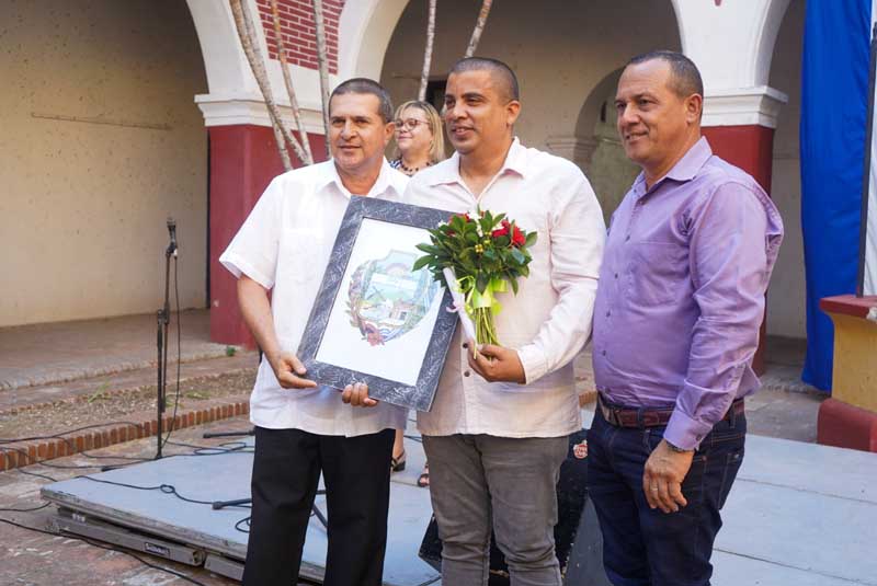 distinciones holguin1