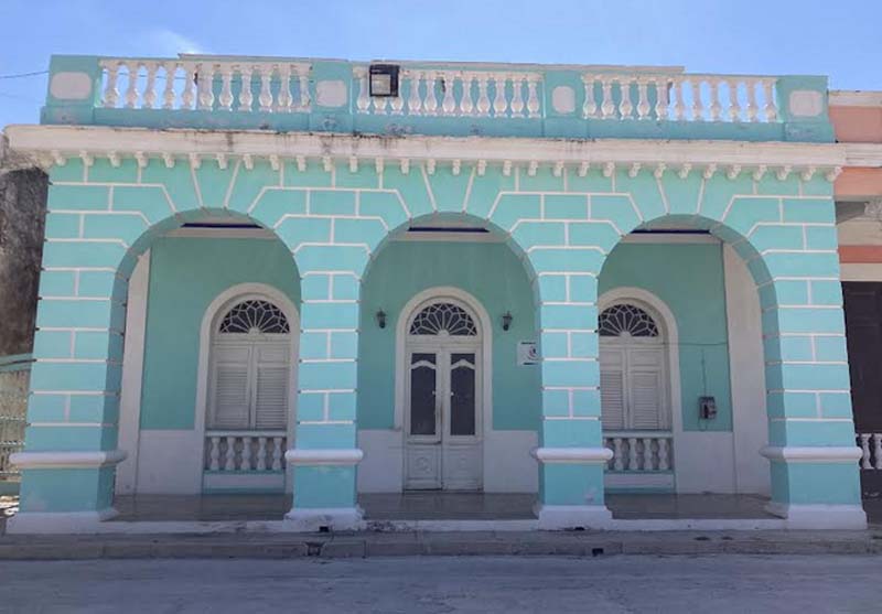 Fachada actual de la Biblioteca Municipal “Armando Leyva Balaguer, otrora vivienda de Lizardo Martínez. Foto: De la autora contraluz1