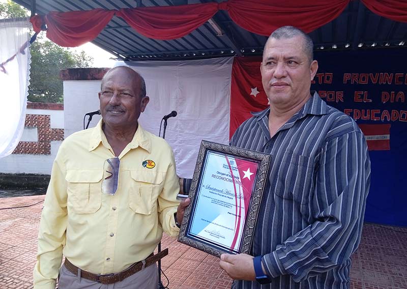 día educador banes acto 7