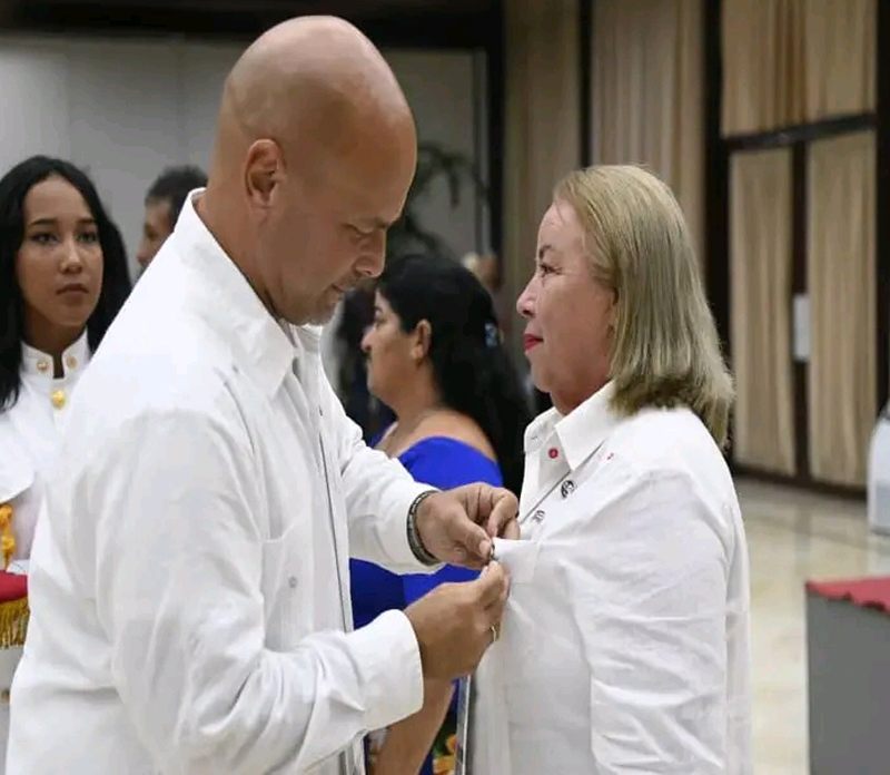 Momento en que Martha María González Hernández recibe la distinción "28 de septiembre" de manos del Héroe de la República de Cuba Gerardo Hernández Nordelo. Martha1