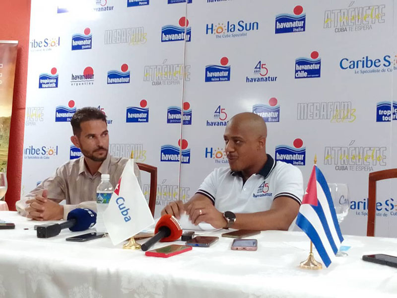 Yoelkis Salazar, director general de Havanatur SA (derecha) y Francisco Suárez, delegado del Mintur en Holguín, durante la rueda de prensa. Fotos: De la autora 01