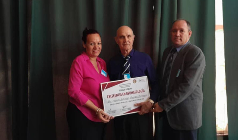 Reconocen al profesor Orlando Paneque Landrove, con más de tres décadas dedicado a la atención de los niños en el hospital pediátrico provincial Octavio de la Concepción de la Pedraja . enfermedades2