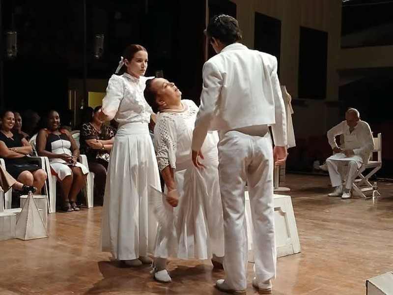 nave teatro 01