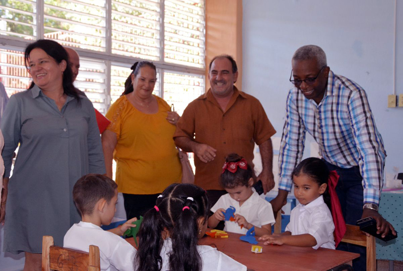 Foto 14 Con niños en el Circulo