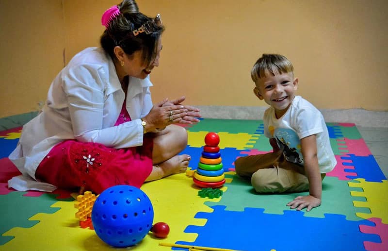 ninno sordo implante coclear