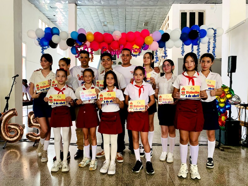 distincion 4 abril 01