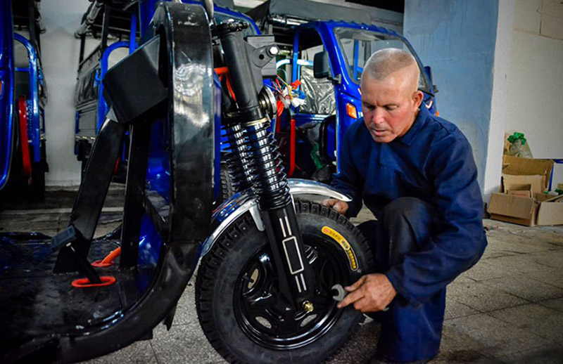 montaje de triciclos electricos holguin2