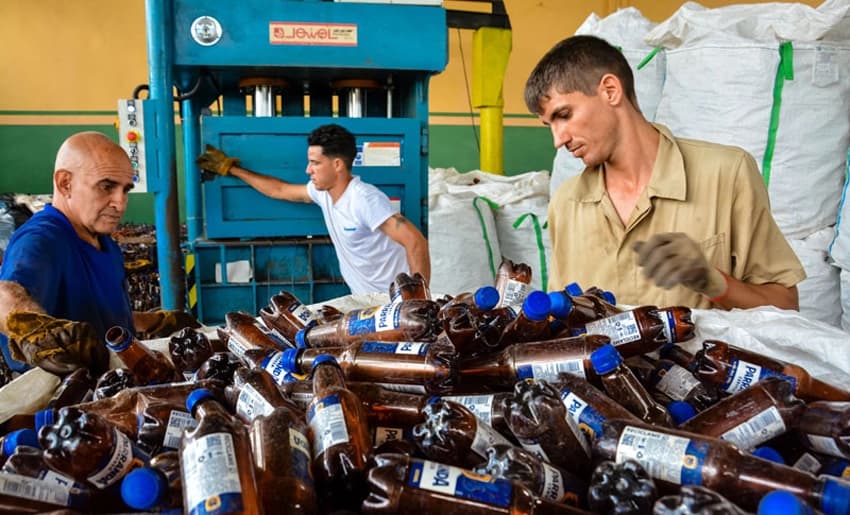 reciclaje botellas holguin