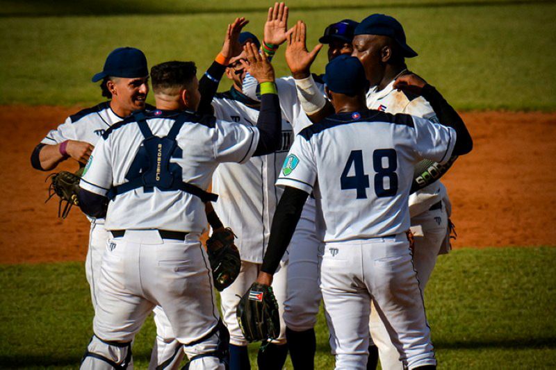 beisbol cachorros holguin1