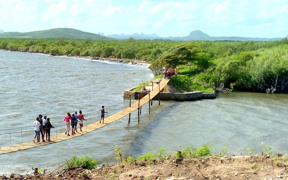 | Puente reconstruido y en uso por los pobladores de Gibara. Foto: Anisleydis Ricardo 01 vista general puente gibara