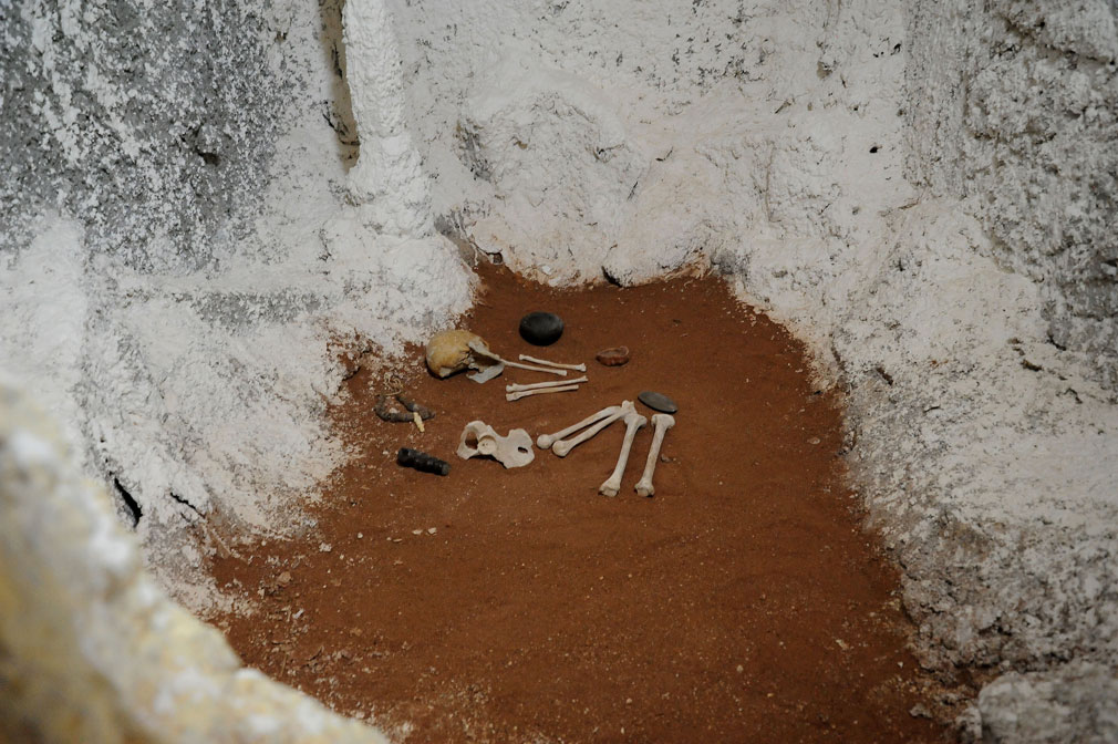 En una esquina de la Plaza Dos Tiempos, en el exterior del museo, una cueva simula un cementerio aborigen museo indocubano 04