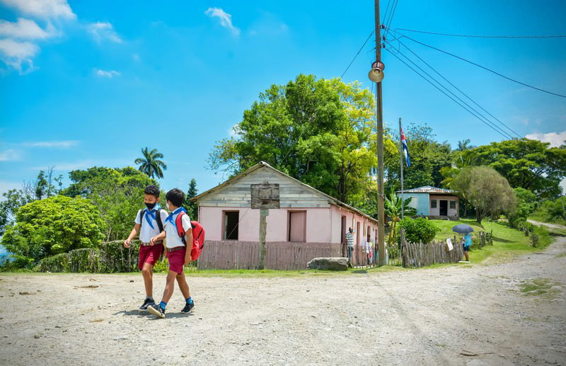 0227 holguin escuela