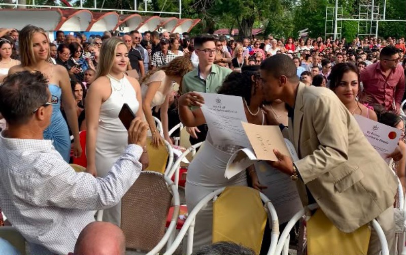 graduación uho 05